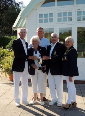 TROPHY WINNERS WITH WBC CAPTAIN AND WARWICK TOWN MAYOR